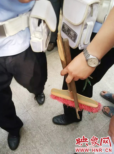 老太從環(huán)衛(wèi)工手中奪過掃帚，用腳踩斷，用力向環(huán)衛(wèi)工人的手上和腿上敲去。