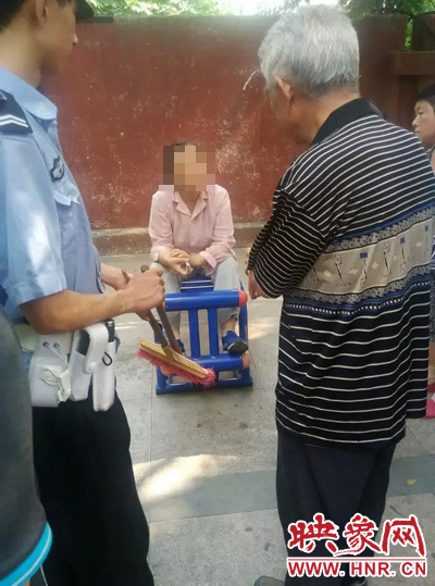 老太當(dāng)時(shí)坐在健身器材上做仰臥起坐，說環(huán)衛(wèi)工人影響她鍛煉身體了，便開始謾罵環(huán)衛(wèi)工人。