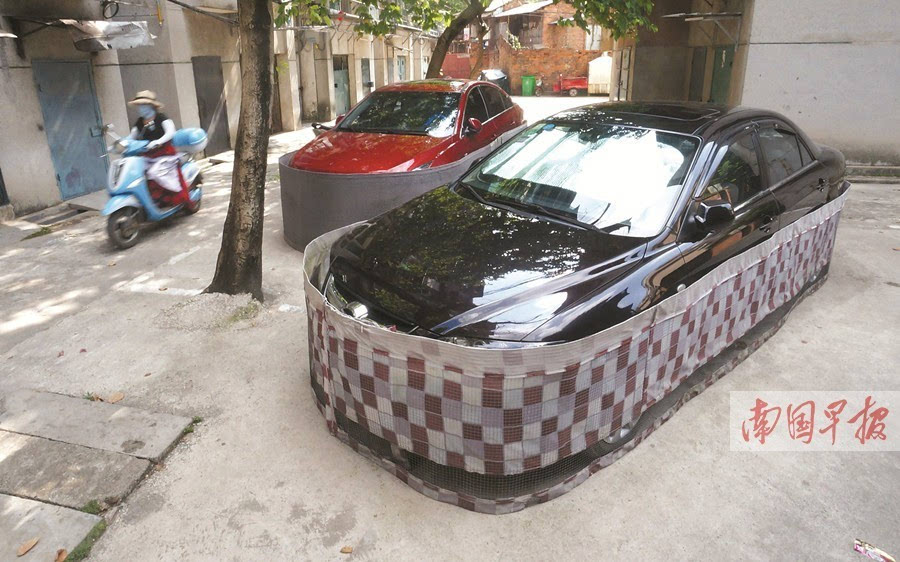 為防鼠患 南寧一小區(qū)小車穿上“落地裙” 為防鼠患 南寧一小區(qū)小車穿上“落地裙”
